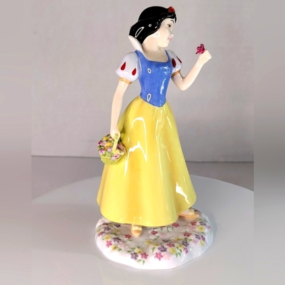 Royal Doulton Snow White Figurine - Picture 7 of 8